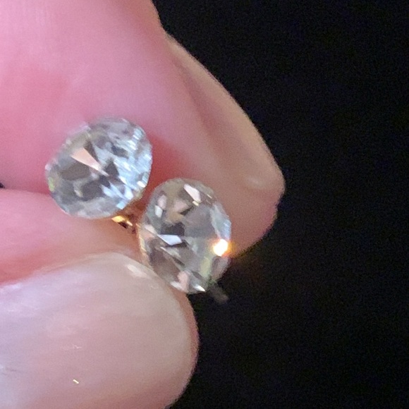 Elegant Gold and Crystal sparkly fashionable high quality studs. Must have !